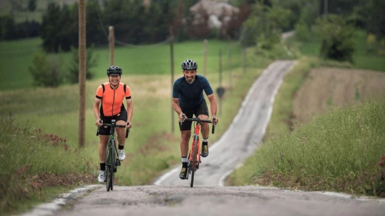 Cicloturismo 2025, la vacanza in bicicletta conquista tutti. Pinar Pinzuti: "Pedalare rende felici"