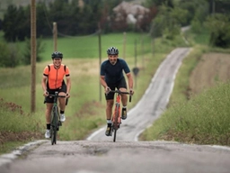 Cicloturismo 2025, la vacanza in bicicletta conquista tutti. Pinar Pinzuti: "Pedalare rende felici"