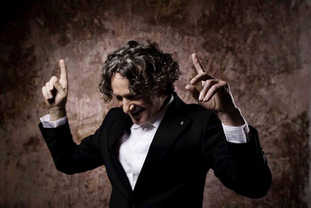 Goran Bregović: chi è il maestro balcanico ospite a Sanremo 2025 nel duetto con Olly