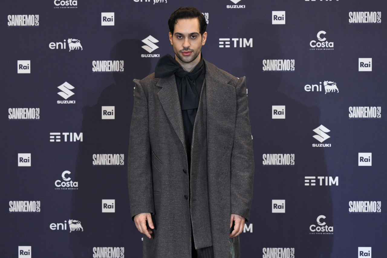 Mahmood durante il photocall di Sanremo 2025 (Ansa)