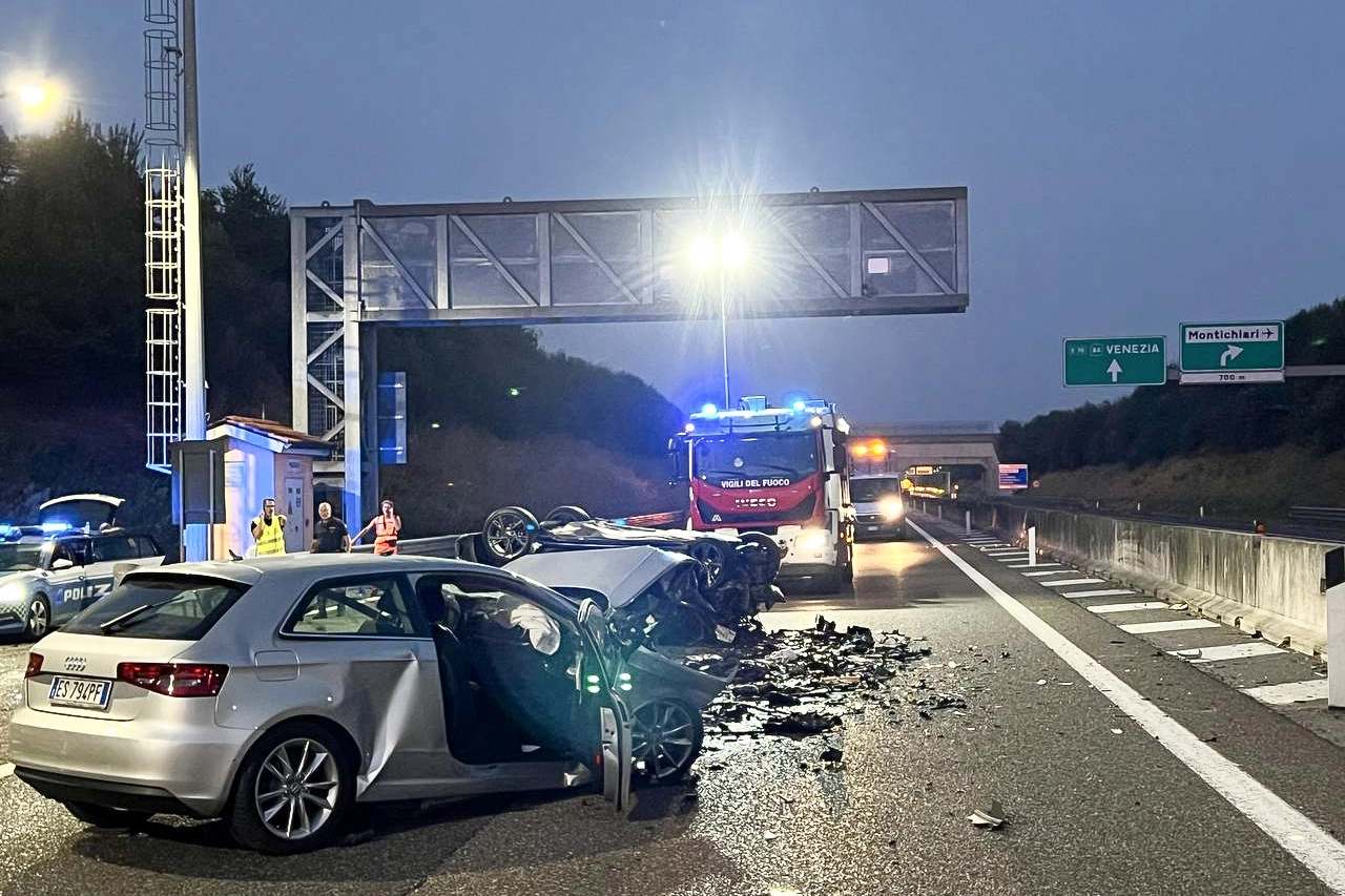 Un'altra immagine delle due Audi A3 che si sono scontrate sabato sera nel Bresciano: due vittime