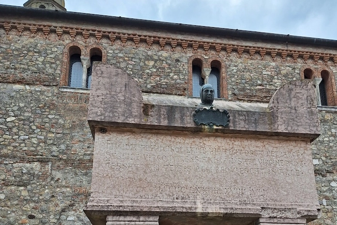 La tomba del poeta Petrarca