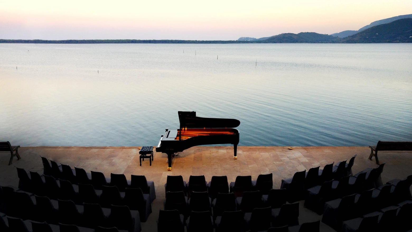 Il pianoforte davanti al mare della laguna di Orbetello