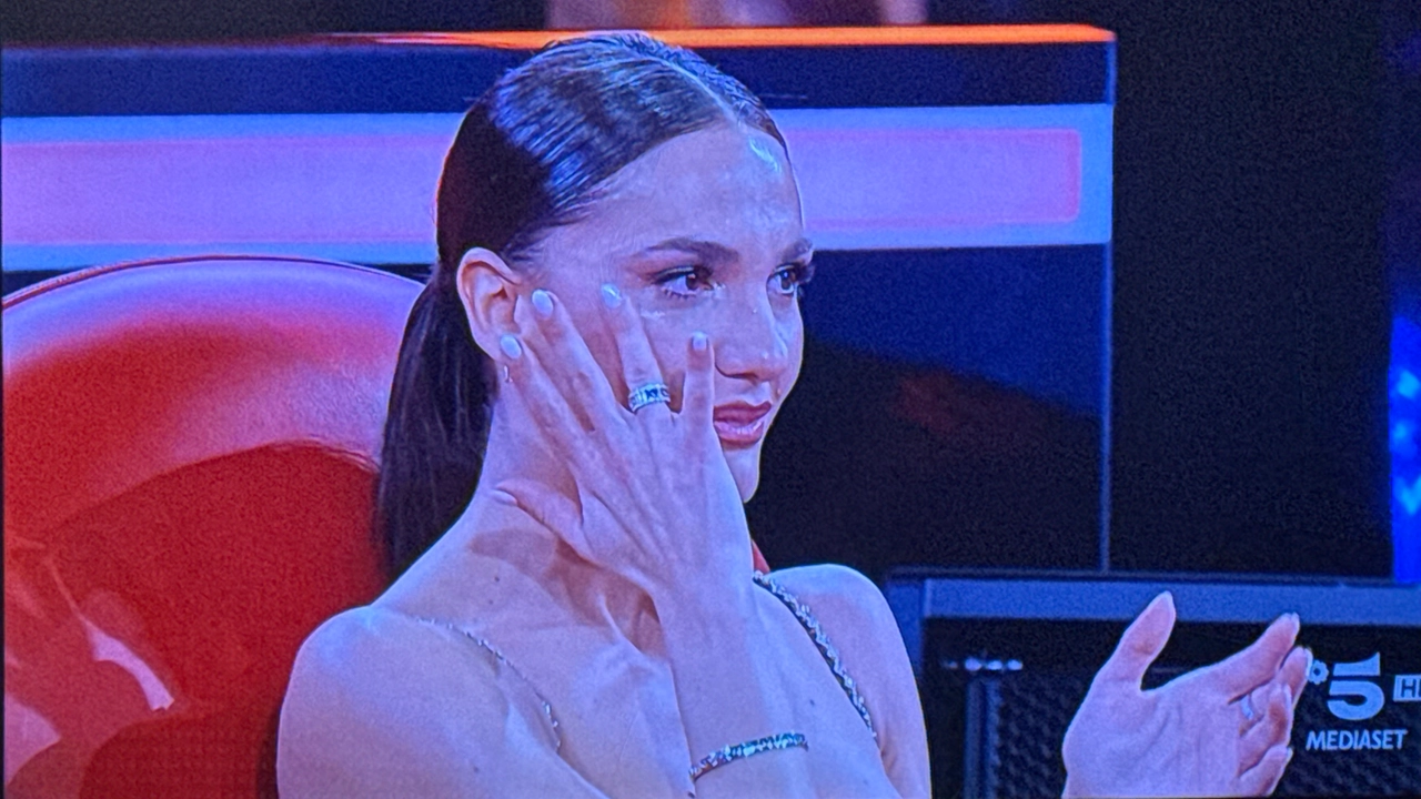 Le lacrime di Elena D'Amario alla prima puntata del Serale di Amici 2025