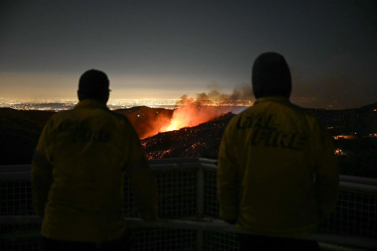 Incendi a Los Angeles, vigili del fuoco impotenti