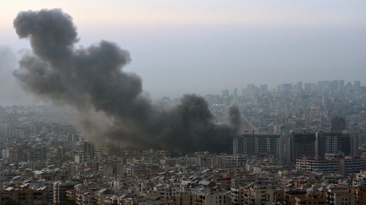 Libano, nuovo raid israeliano alla periferia sud di Beirut (foto Ansa)