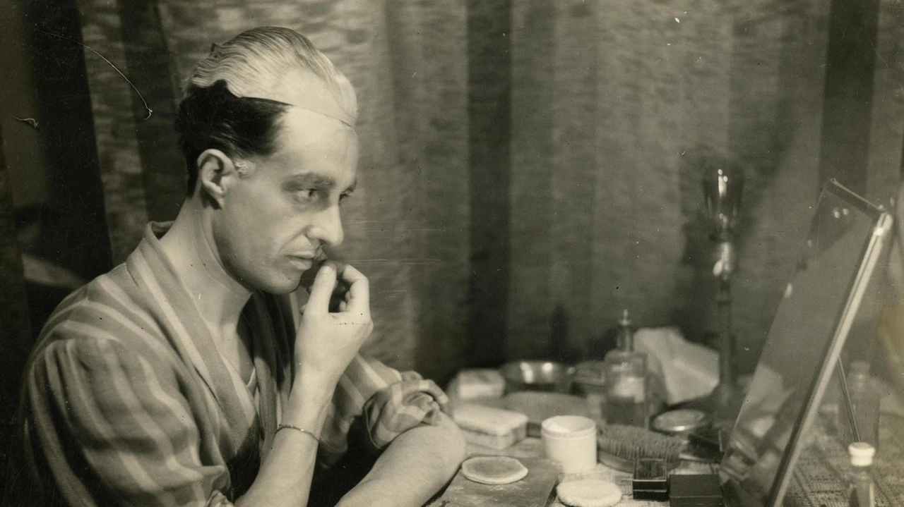 Tutti De Sica in mostra a Bologna: Vittorio al trucco ai tempi della rivista Za Bum, 1931-’33 (Archivio Giuditta Rissone-Emi De Sica)