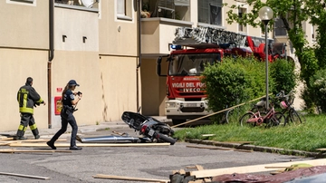 Raffiche di vento, crollano pannelli di legno dal nono piano: 29enne ferito alla testa, è grave