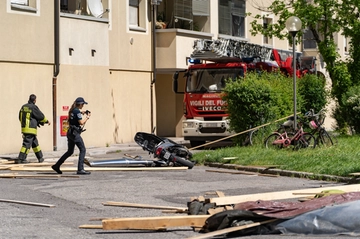 Raffiche di vento, crollano pannelli di legno dal nono piano: 29enne ferito alla testa, è grave