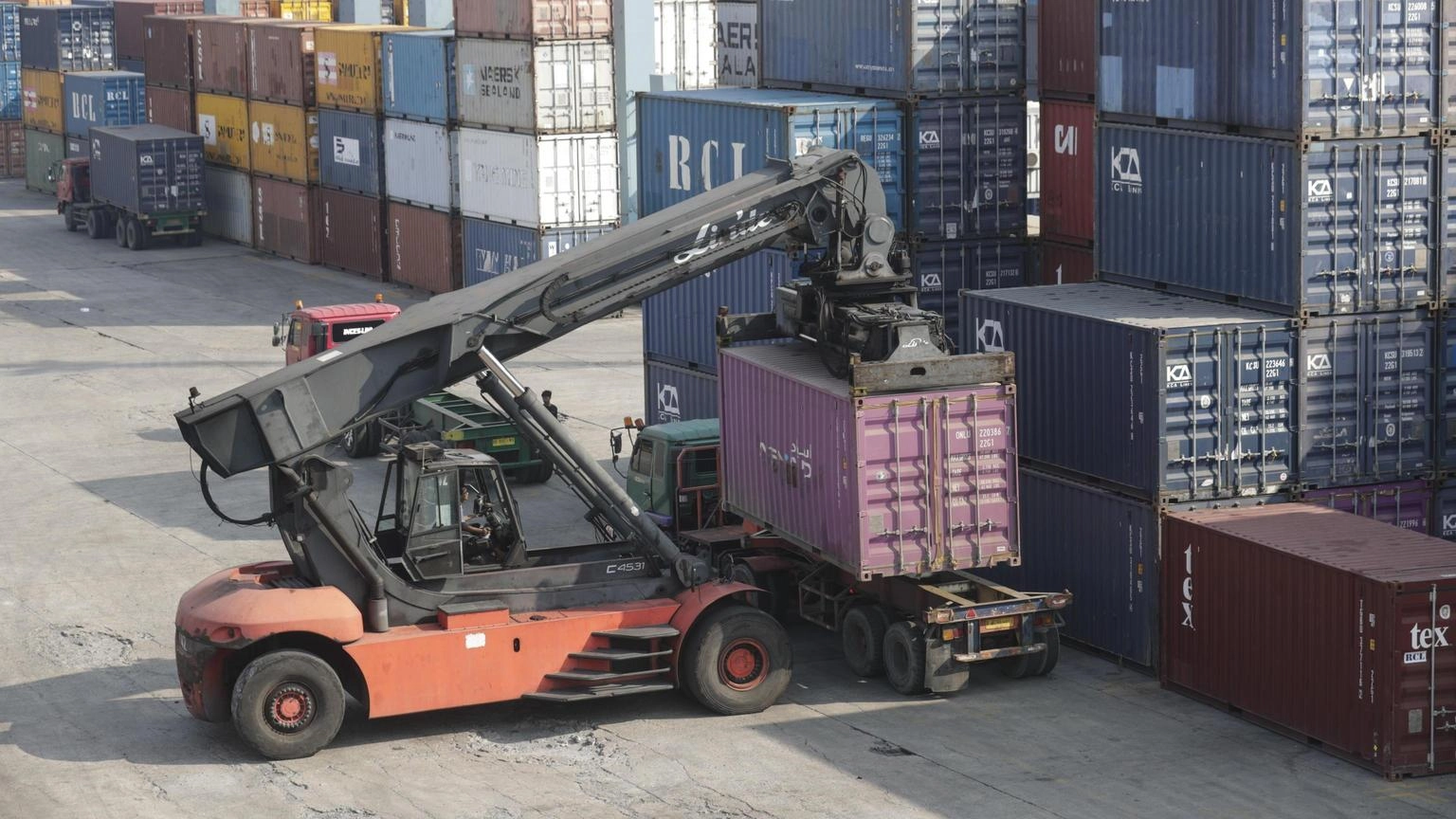 Istat, a maggio calano export (-3,8%) e importazioni (-0,5%)
