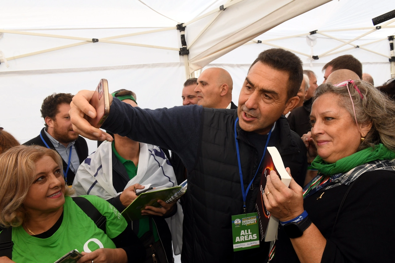 Il generale Roberto Vannacci posa per un selfie con i militanti