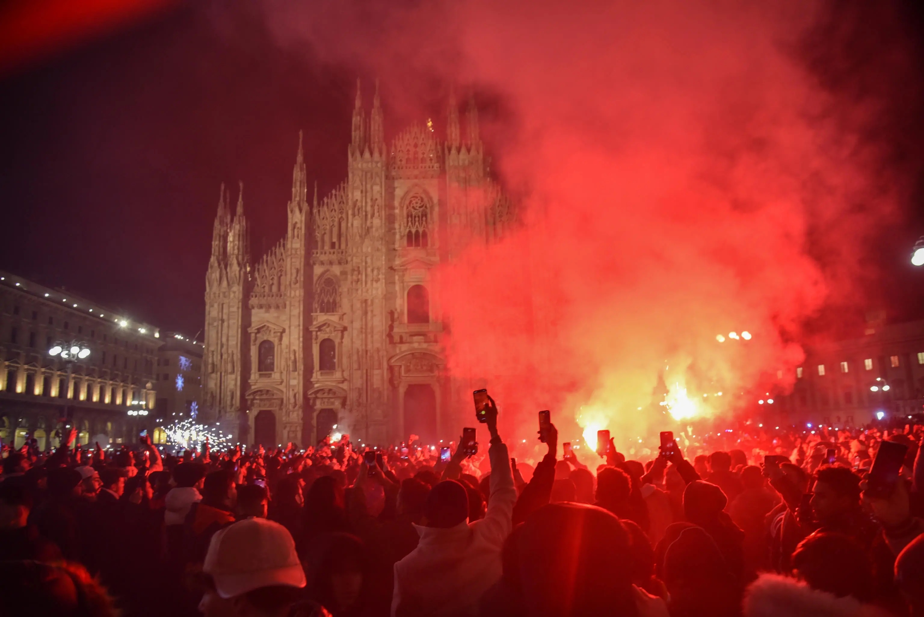 Capodanno in piazza Duomo a Milano, il racconto delle turiste belghe: “Circondate e aggredite”. Ma non ci sono denunce