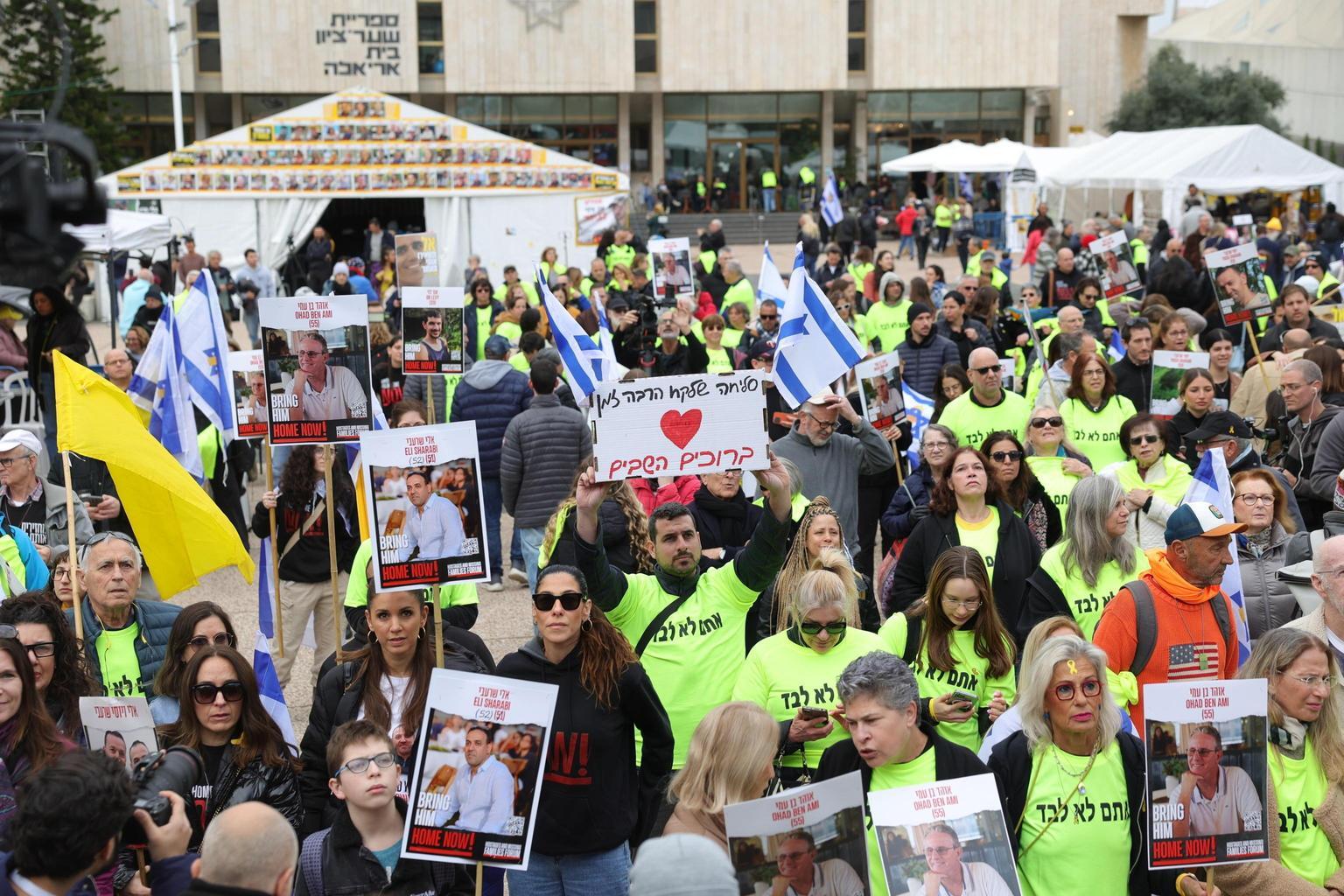 Israele accusa Hamas di violare la tregua con il ritardo nel rilascio degli ostaggi