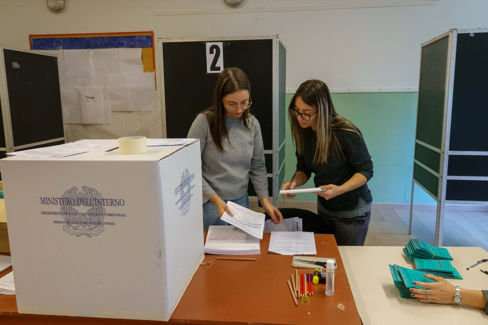 Le operazioni di allestimento dei seggi per le Regionali