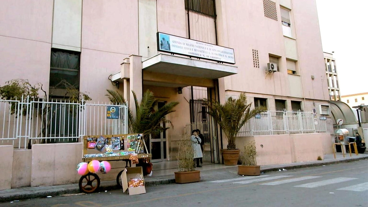 Ragazzina violentata a Palermo dopo un litigio con la madre all'ospedale. La polizia indaga sull'accaduto.