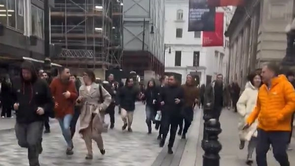 Allarme bomba a Regent Street a Londra, la gente fugge