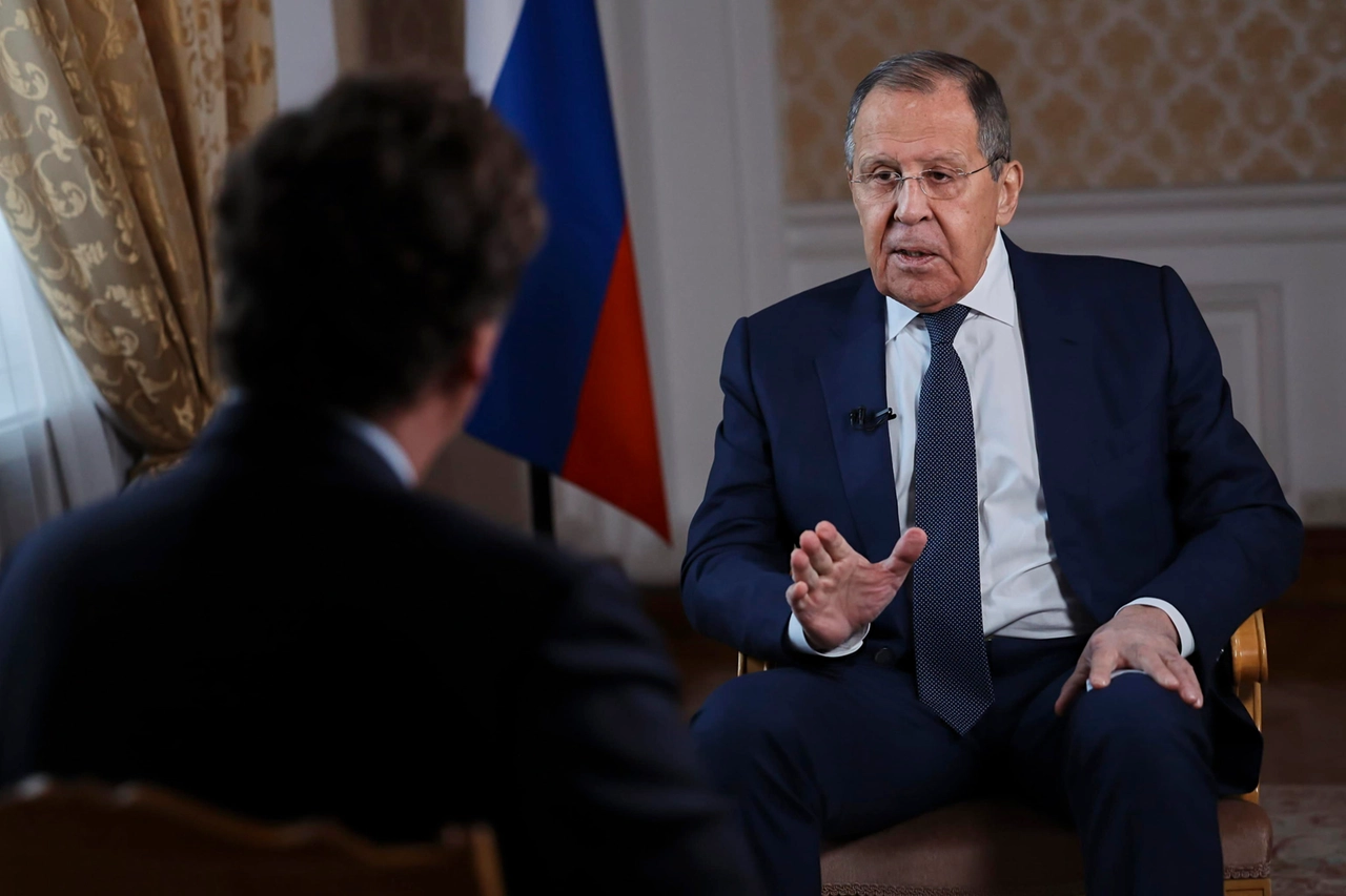 Sergei Lavrov  durante l'intervista con Tucker Carlson (Ansa)