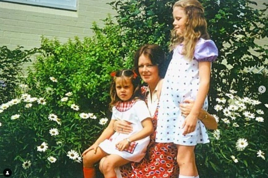 Una foto di Nicole Kidman da bambina con la madre Janelle e la sorella minore Antonia