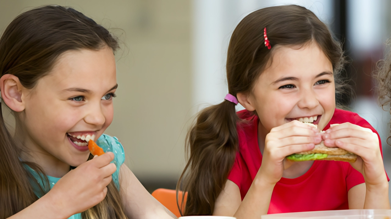 Durante l'estate, la merenda per i bambini deve essere leggera e nutriente, a base di frutta, verdura, carboidrati e proteine. È importante mantenere un'adeguata idratazione con acqua e limitare cibi zuccherati. Snack come la frutta secca e gli yogurt naturali sono ottime opzioni. Anche le "smoothies bowls" sono una scelta colorata e gustosa.