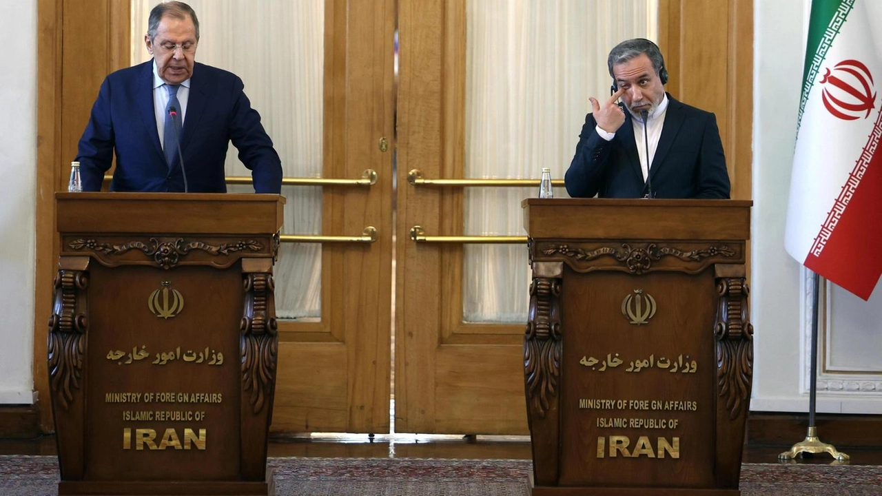 Il ministro Araghchi ribadisce la posizione iraniana contro la pressione Usa e sottolinea la collaborazione con Russia e Cina.