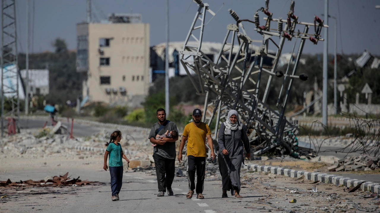 Palestinesi tra le macerie delle città distrutte nella Striscia di Gaza