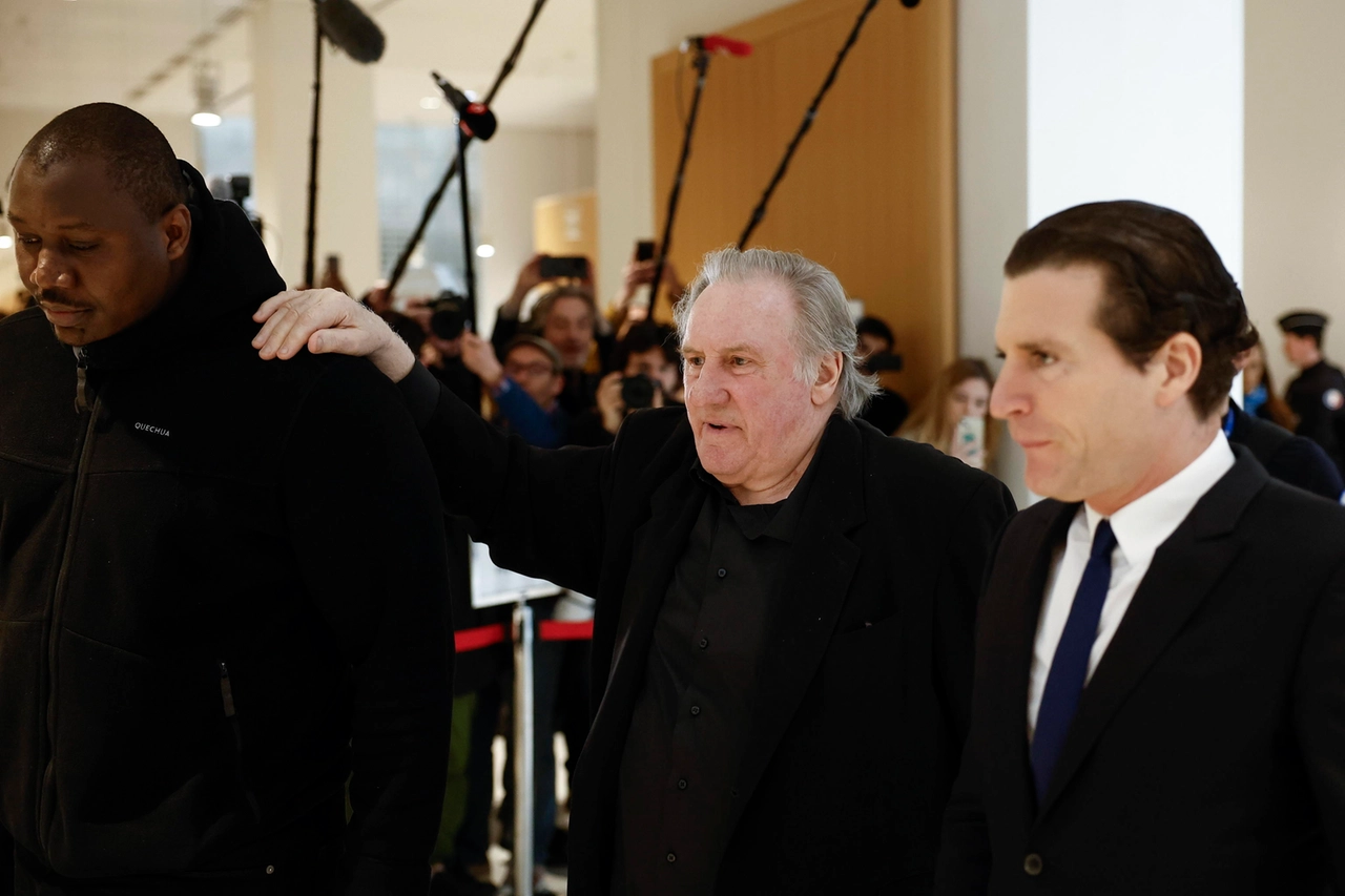 Gerard Depardieu e il suo avvocato Jeremie Assous in tribunale a Parigi (Ansa)