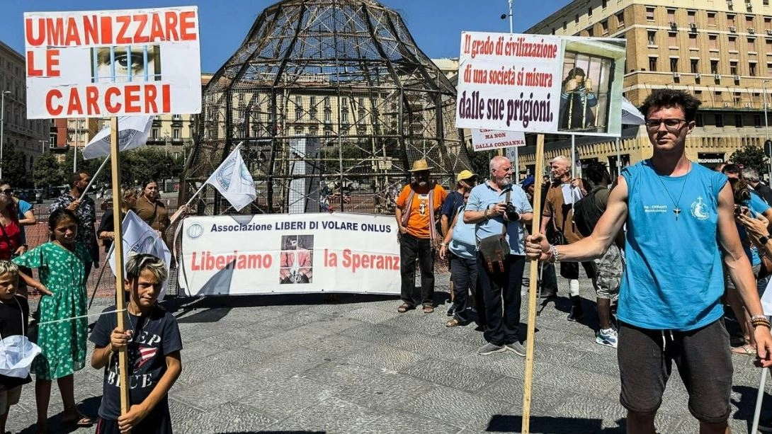 Cori e cartelli: un corteo di protesta contro la situazione disastrosa delle carceri in Italia