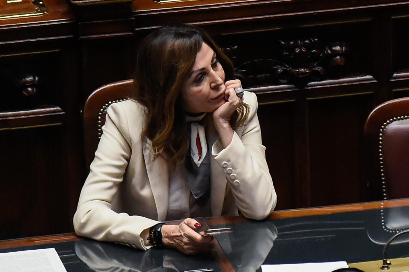 Mozione di sfiducia a Daniela Santanchè, la ministra resta in silenzio. L’opposizione protesta: “Vergogna”