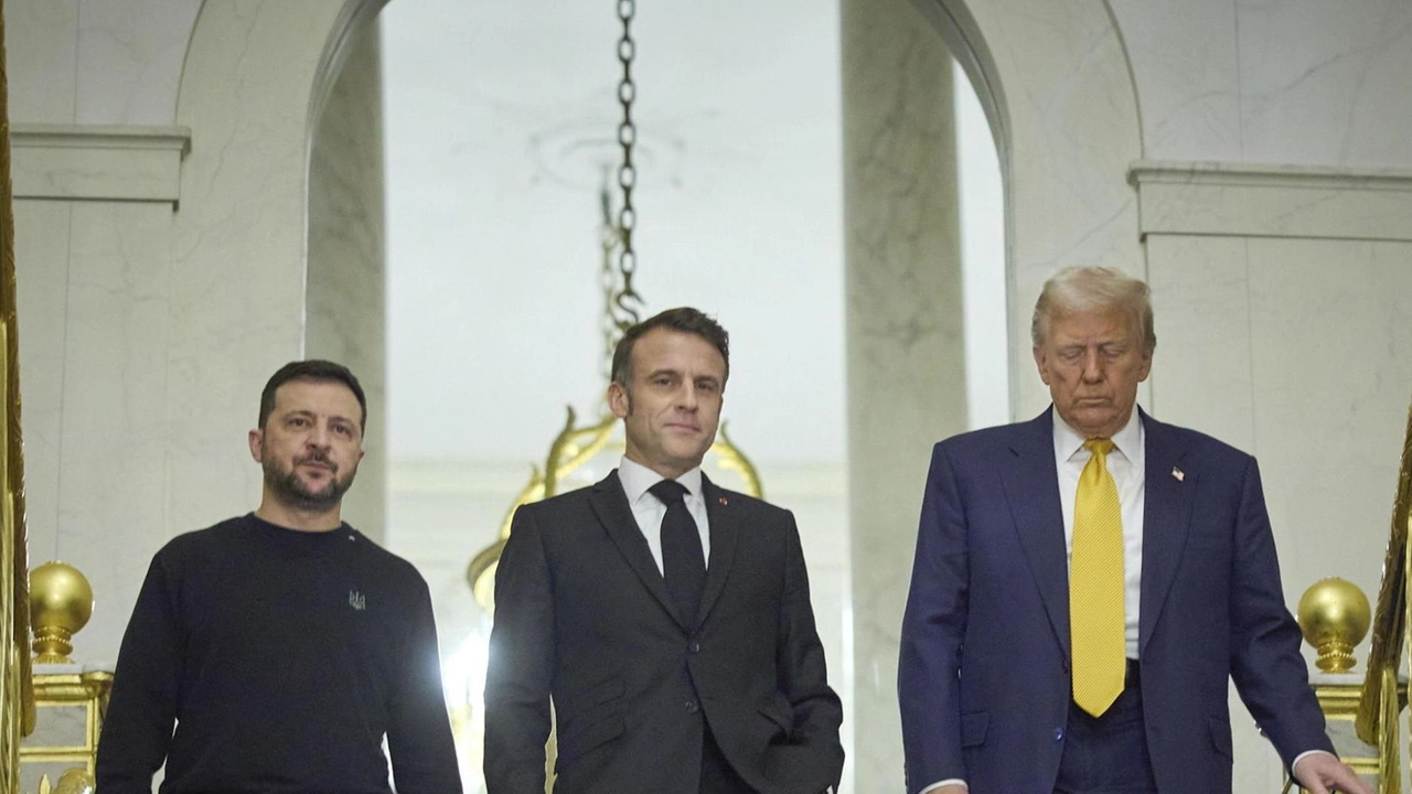 Volodymyr Zelensky, Emmanuel Macron e Donald Trump ieri all’Eliseo