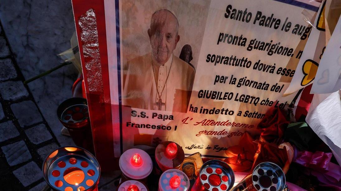 Il Papa sta meglio. Sciolta la prognosi: "Ha risposto alle terapie"