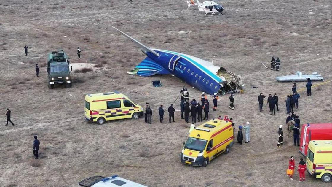 Disastro aereo in Kazakistan: bilancio incerto tra vittime e superstiti del volo azero