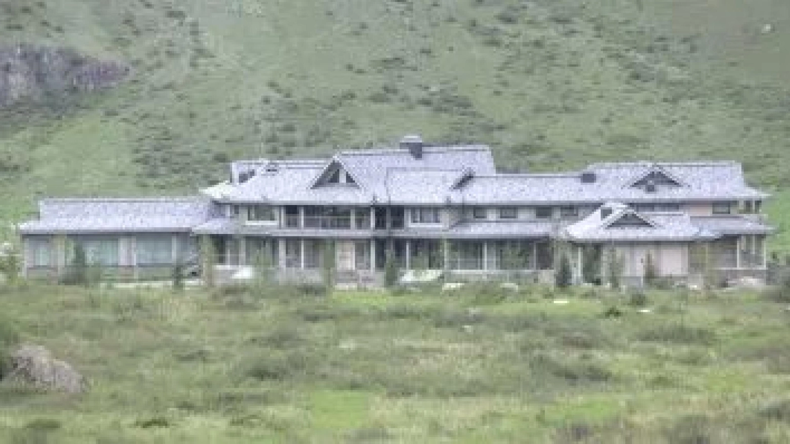 La residenza di Putinn nell'Altai che sarebbe andata a fuoco. Il blogger Aitashev scrive nel suo canale Telegram che qui nel 2015 Putin ospitò il premier italiano Silvio Berlusconi