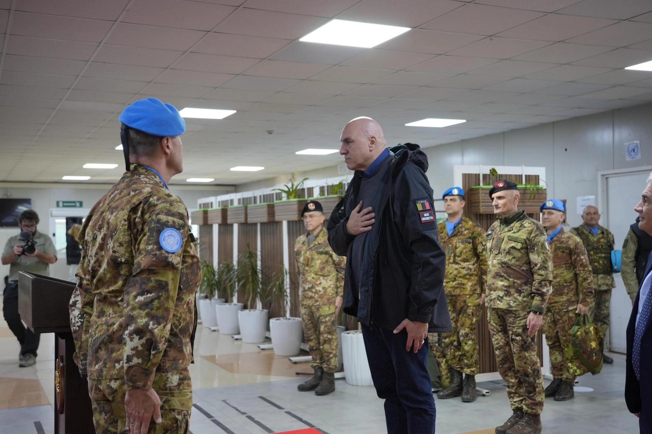 Il ministro della Difesa, Guido Crosetto, con i militari italiani di Unifil e della missione bilaterale Mibila, a Shama, in Libano