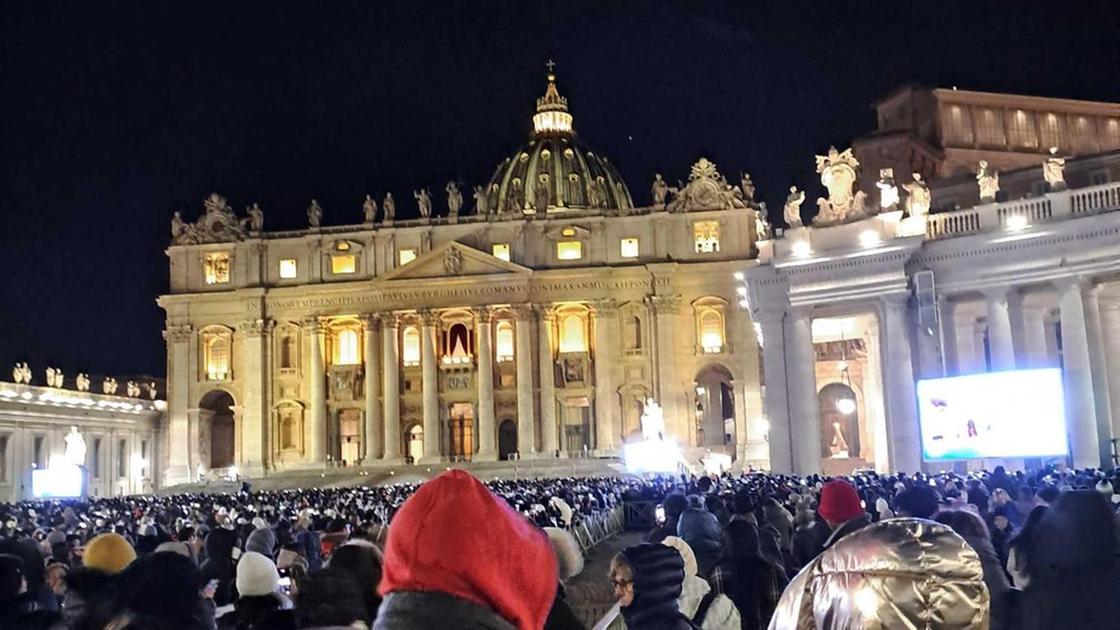 Papa Francesco apre la Porta Santa a Rebibbia: un richiamo alla politica sui detenuti