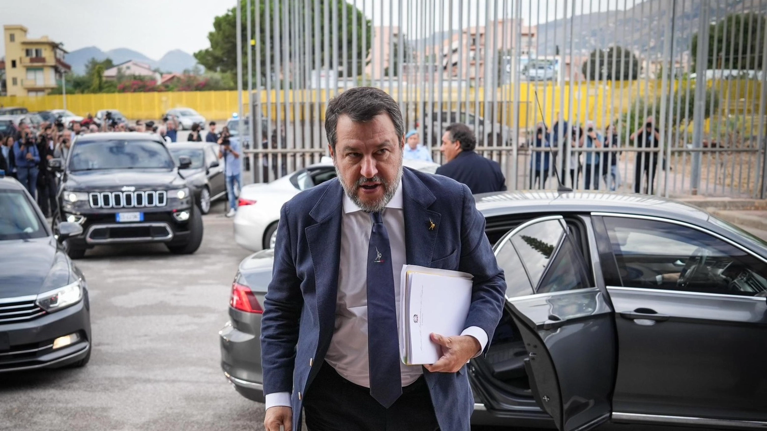 Matteo Salvini entra nell'aula bunker del carcere di Pagliarelli di Palermo  (Ansa)