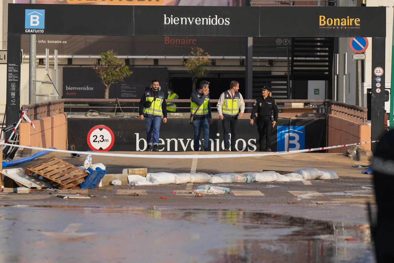 Nel parcheggio del centro commerciale Bonaire, ad Aldaia, non c'erano cadaveri nelle auto abbandonate e sommerse