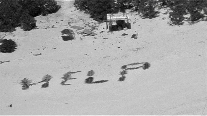 La scritta "Help" su una spiaggia dell'atollo Pikelot nel Pacifico (Facebook)