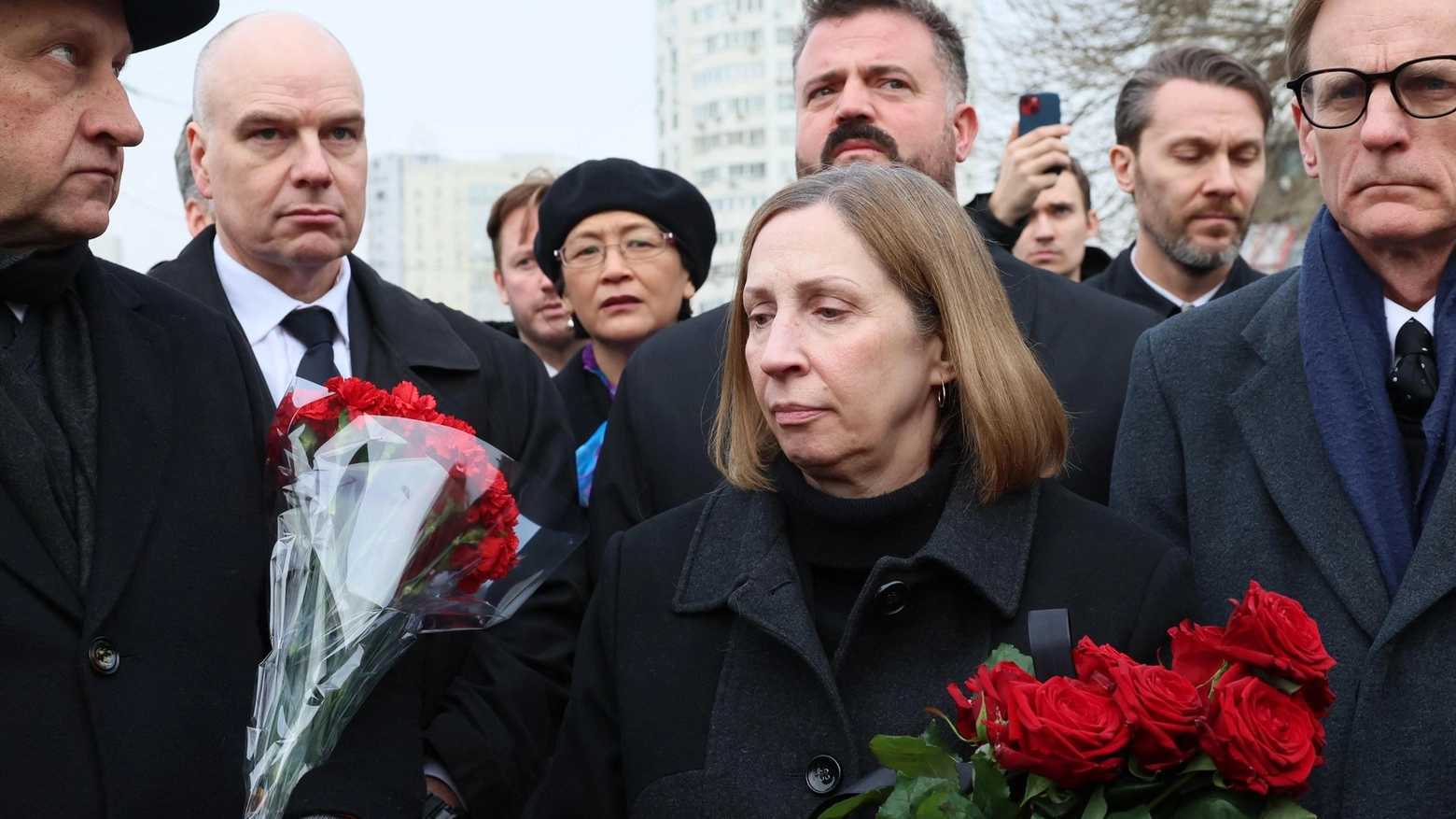 L'ambasciatrice Usa Lynne Tracy ai funerali di Navalny (Ansa)