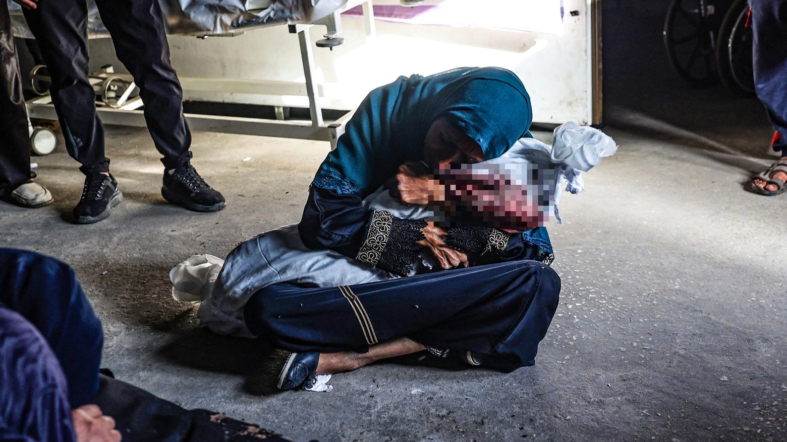 Disperazione e dolore nel campo profughi bombardato dall'Idf a Rafah (foto Ansa)