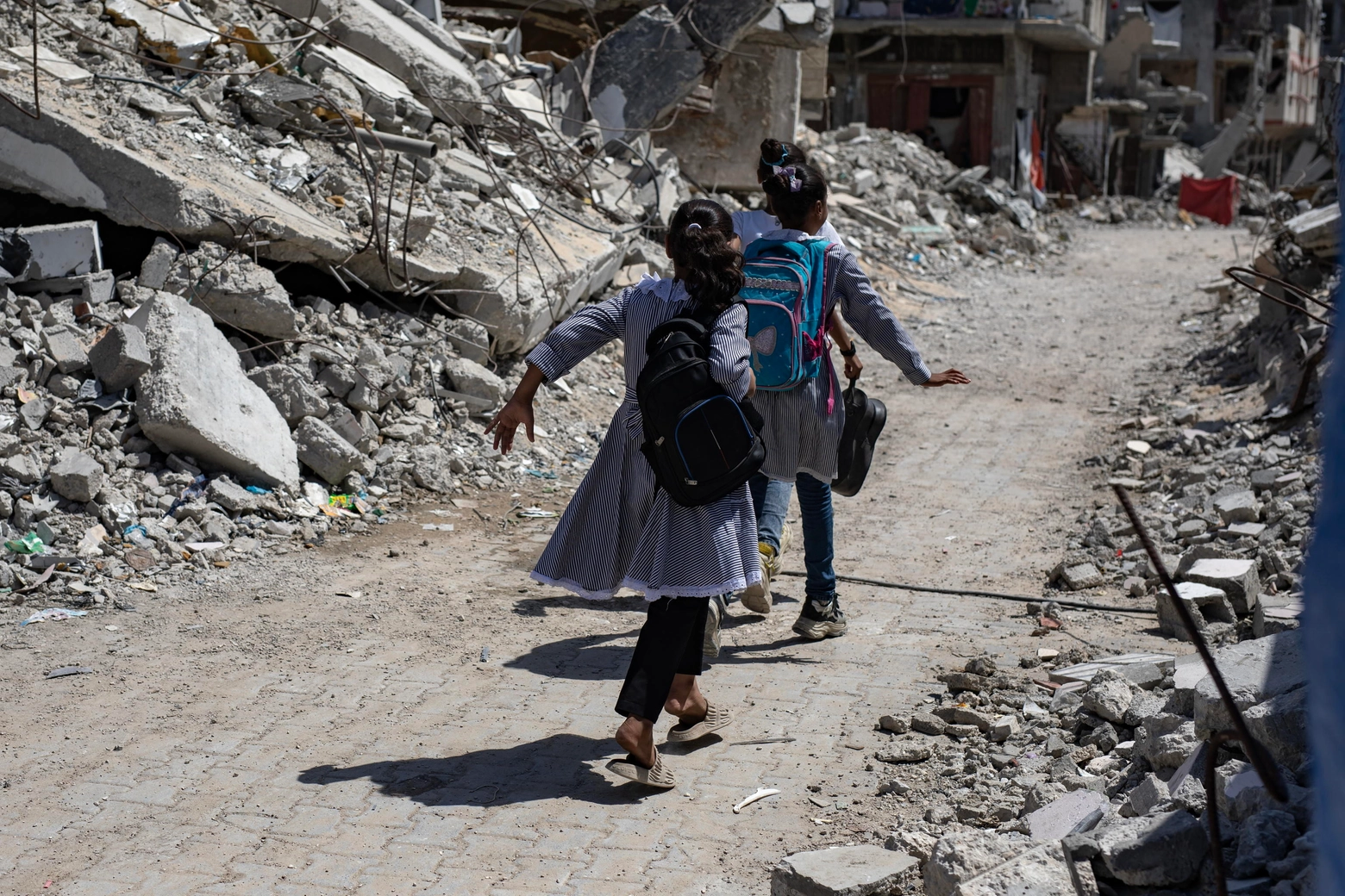 Bambini palestinesi vanno a scuola nel campo profughi di Khan Younis