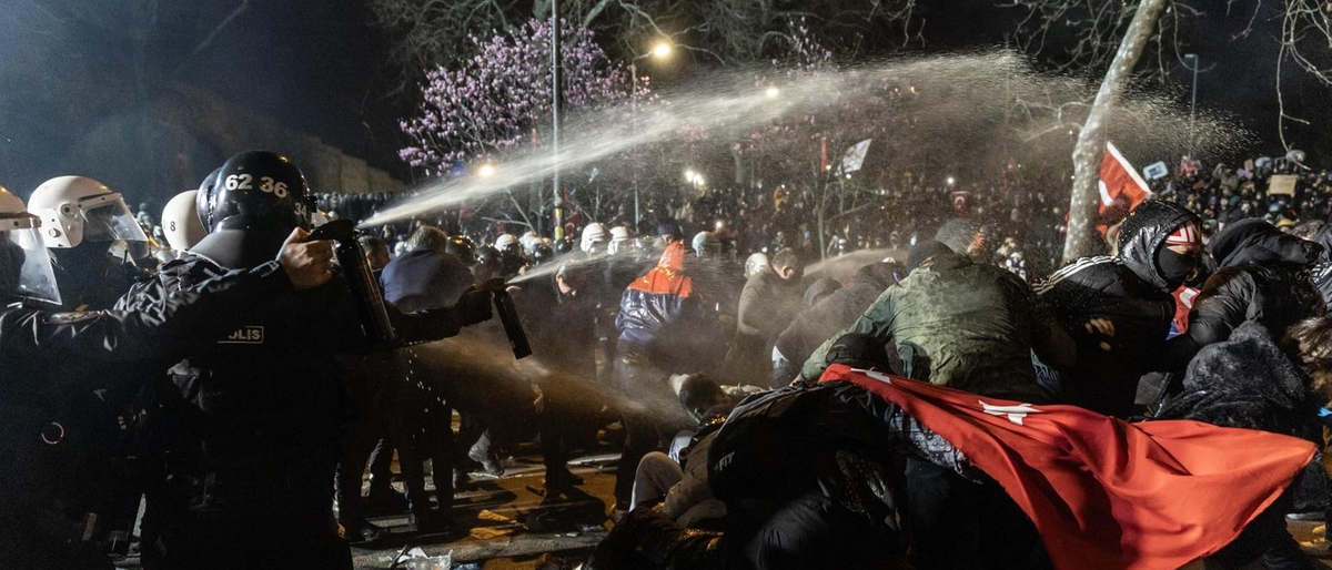 Oltre 1400 sospetti in custodia per le proteste pro-Imamoglu in Turchia