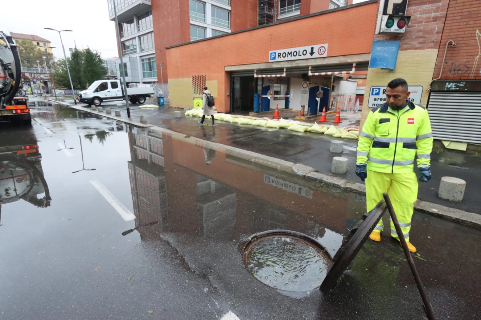 Intervento alla fermata della metro Romolo in via Ondina, a Milano