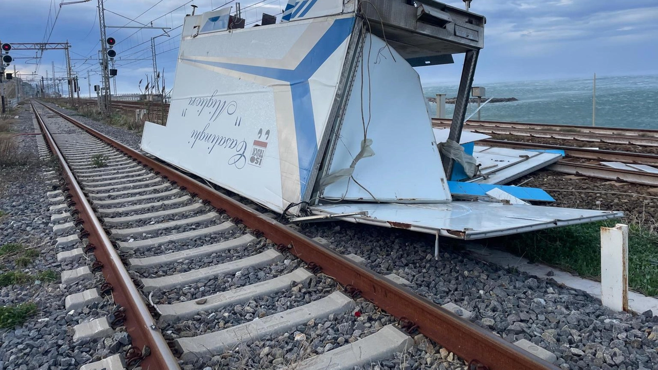 La circolazione ferroviaria è sospesa tra Diamante e Capo Bonifati a causa del maltempo. Interventi in corso per il ripristino.