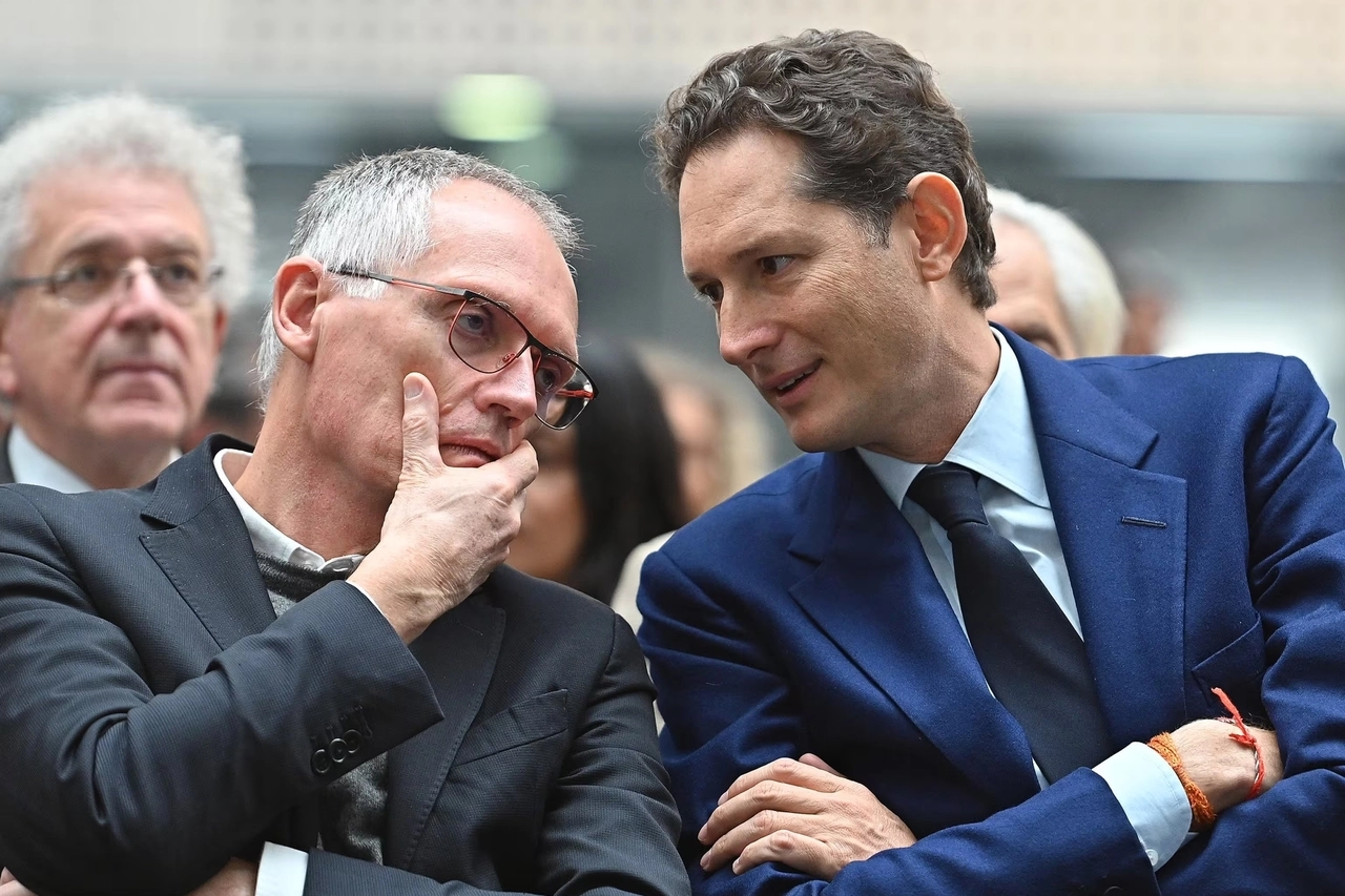 Il ceo di Stellantis Carlos Tavares (a sinistra) e il presidente John Elkann