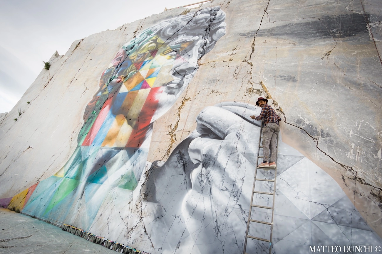 Eduardo Kobra mentre realizza il David nella cava di Gioia di Carrara