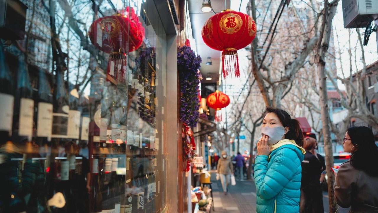 La Cina risponde alle tariffe di Trump con dazi sul settore agroalimentare, dichiarando di voler combattere fino in fondo.