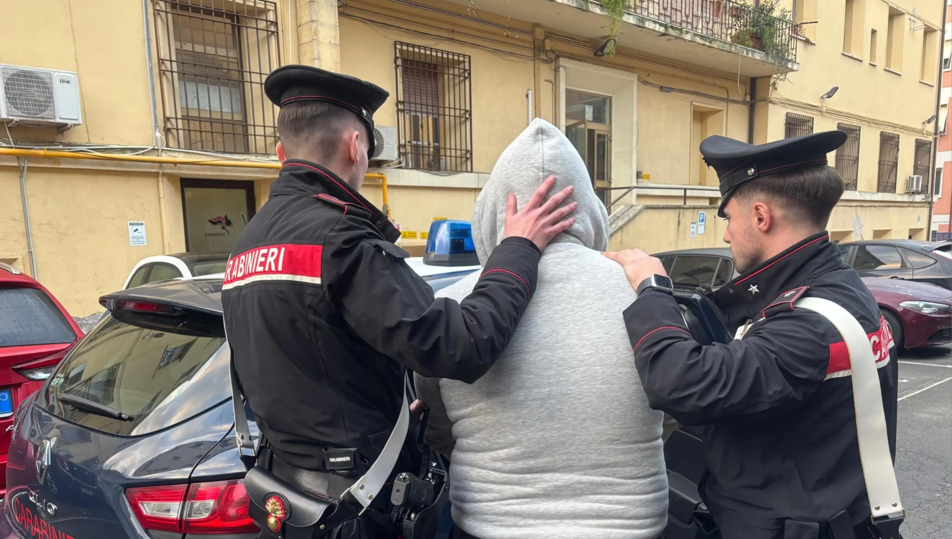 Fratellini di 2 e 3 anni maltrattati a Cosenza: arrestato il compagno della madre