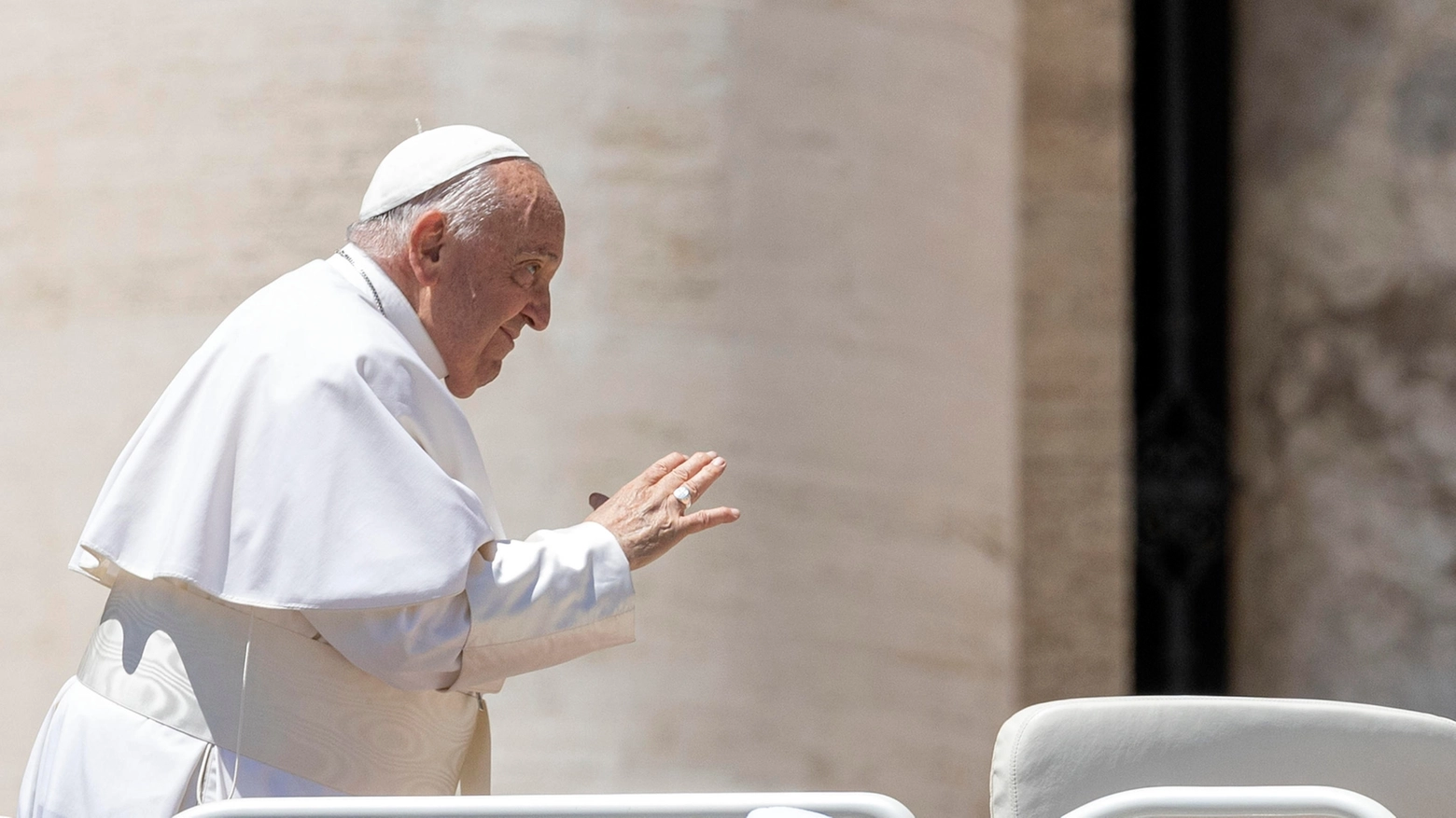Il Papa dopo la messa in occasione della giornata mondiale dei bambini a piazza San Pietro (Ansa)