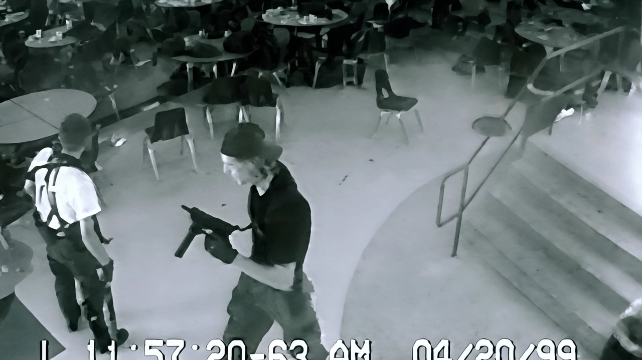 Un momento del massacro alla Columbine High School nel 1999