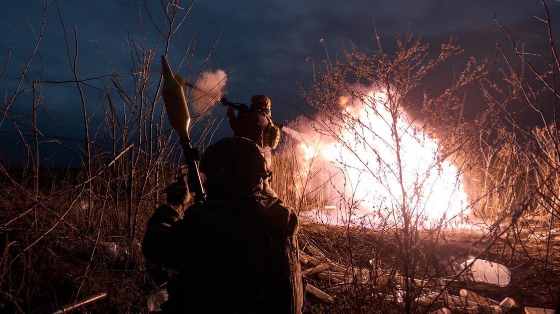 Ucraina news in diretta. Kiev bombarda l’aeroporto da cui partono i droni kamikaze Shahed in Russia. “Nel Kursk catturati 900 soldati di Mosca”